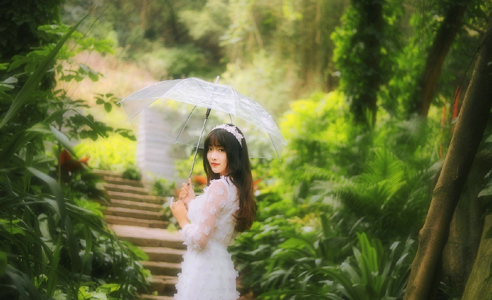点击大图看下一张：森林内的甜美白色长裙少女清新自然