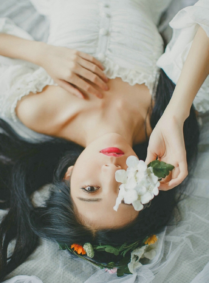 点击大图看下一张：长发高颜值美女私房温婉气质写真