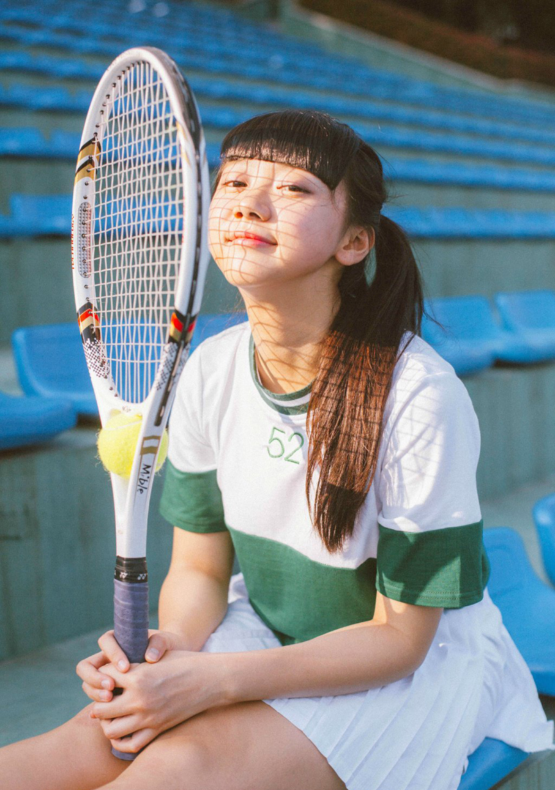 点击大图看下一张：可爱齐刘海网球少女俏皮写真青春无敌