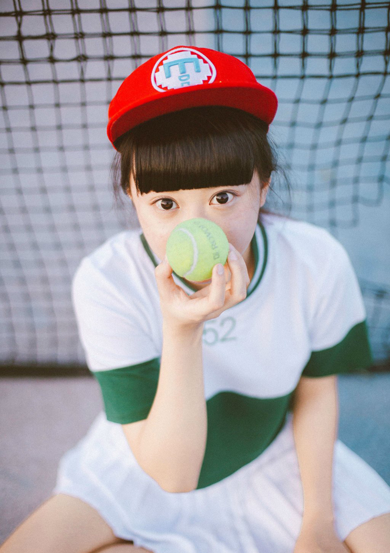 点击大图看下一张：可爱齐刘海网球少女俏皮写真青春无敌