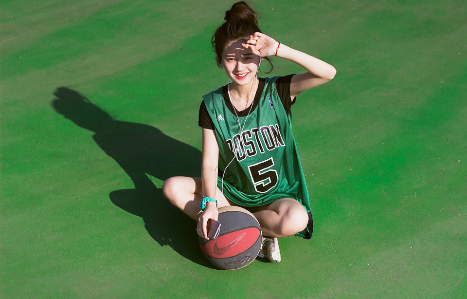 点击大图看下一张：篮球少女青春写真活力四射