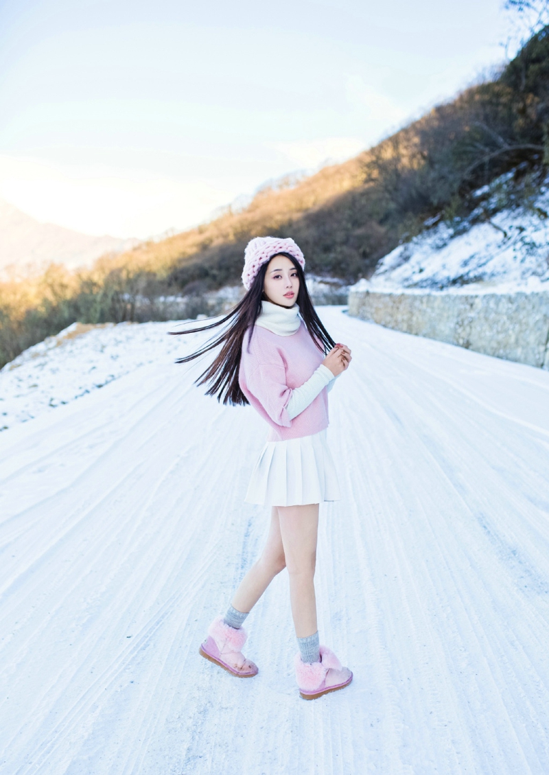 点击大图看下一张：雪地里的粉红气质女神清新唯美