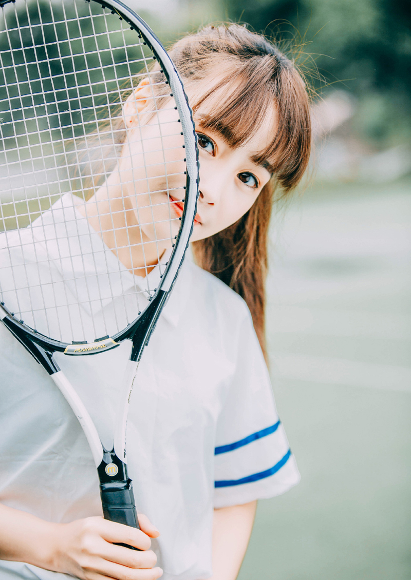 点击大图看下一张：马尾辫俏皮女生网球写真青春活力