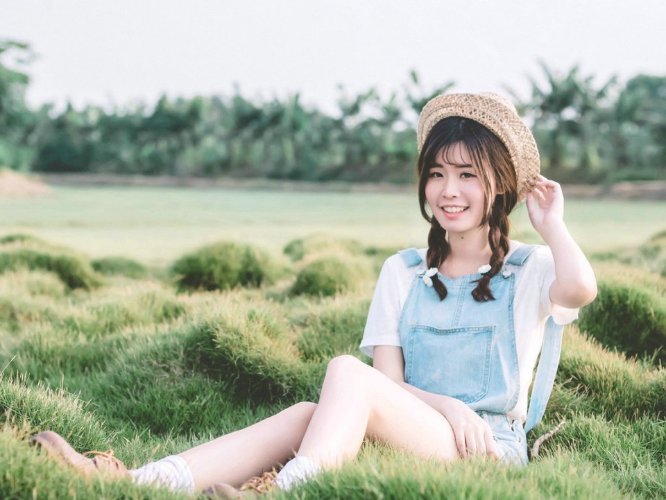 点击大图看下一张:可爱少女户外背带裤长腿迷人写真