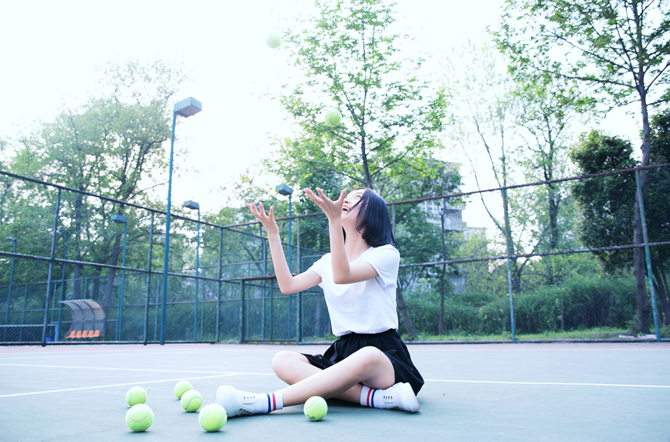 点击大图看下一张：清纯妹子网球场俏皮写真阳光美丽