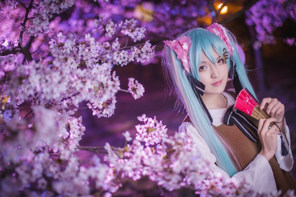 点击大图看下一张：穿衣搭配樱花美女初音未来夜景主题cos