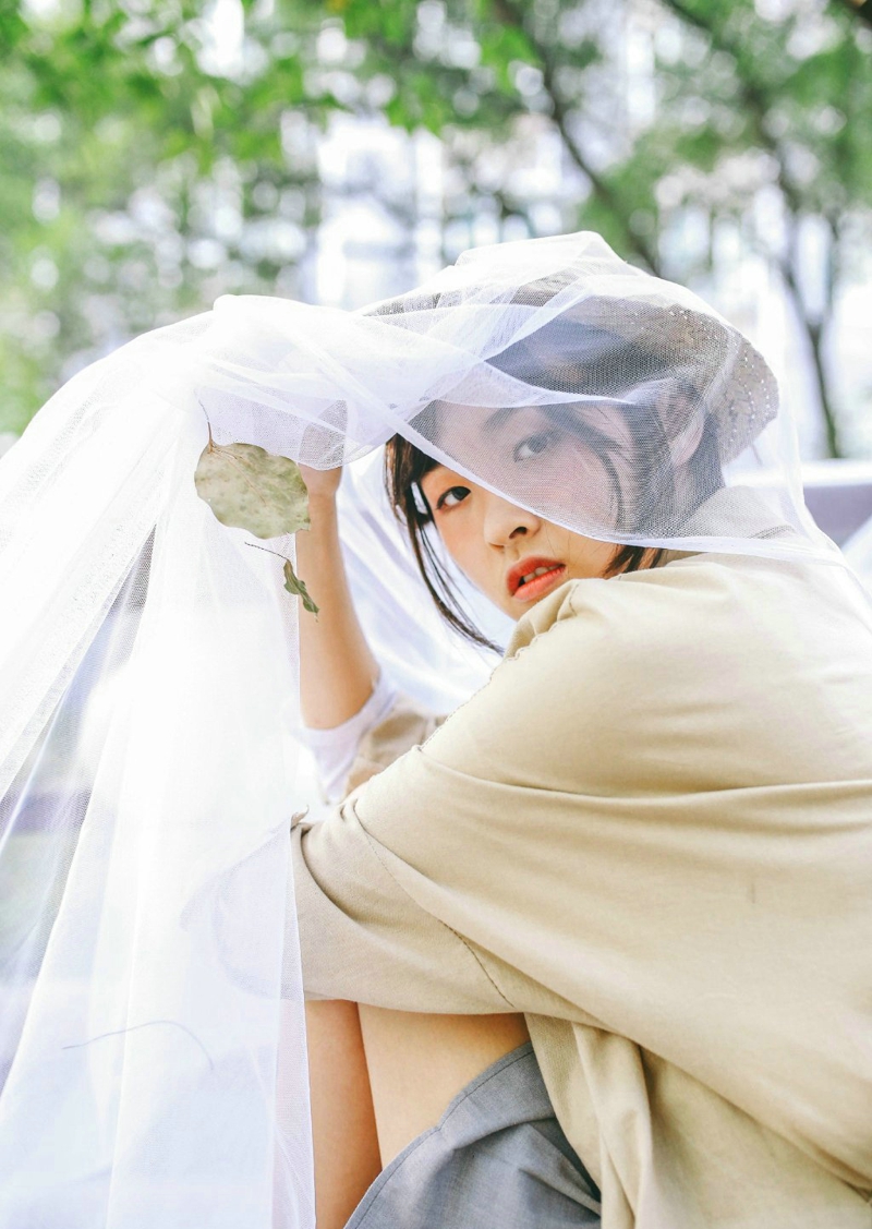 点击大图看下一张：气质轻熟女森林深处养眼寂寞写真