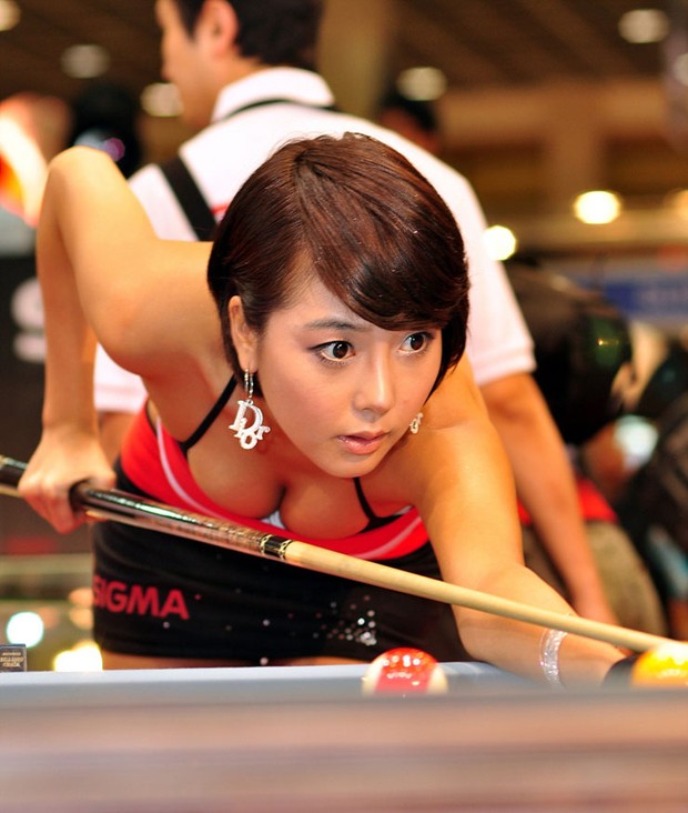 点击大图看下一张：韩国性感美女场外桌球比拼秀妖娆身姿