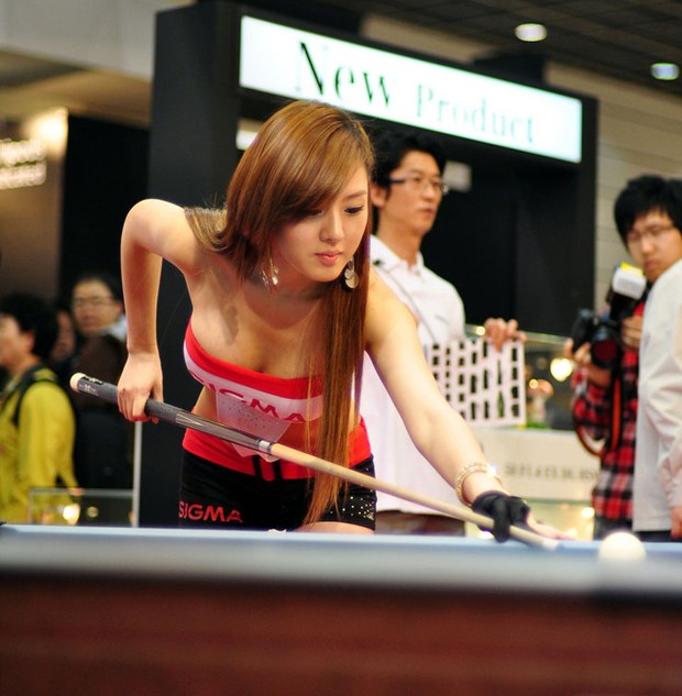 点击大图看下一张：韩国性感美女场外桌球比拼秀妖娆身姿