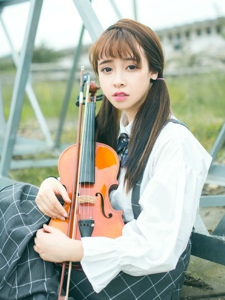 可爱马尾学生妹子小提琴户外动人写真