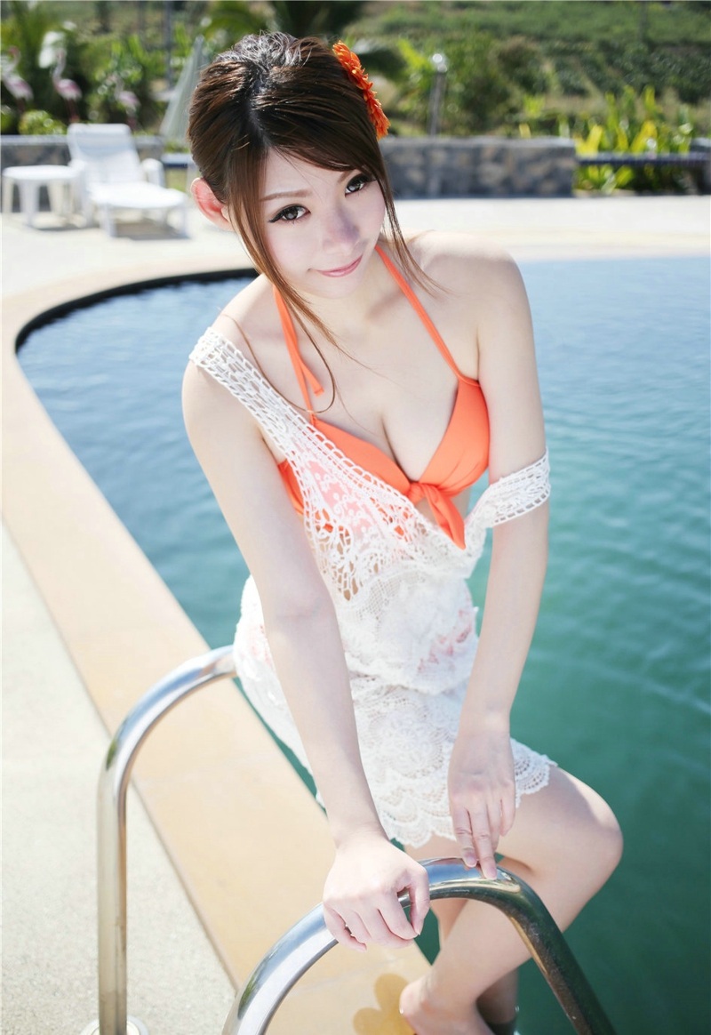 点击大图看下一张：白皙阳光气质美女MARA酱泳池比基尼性感写真