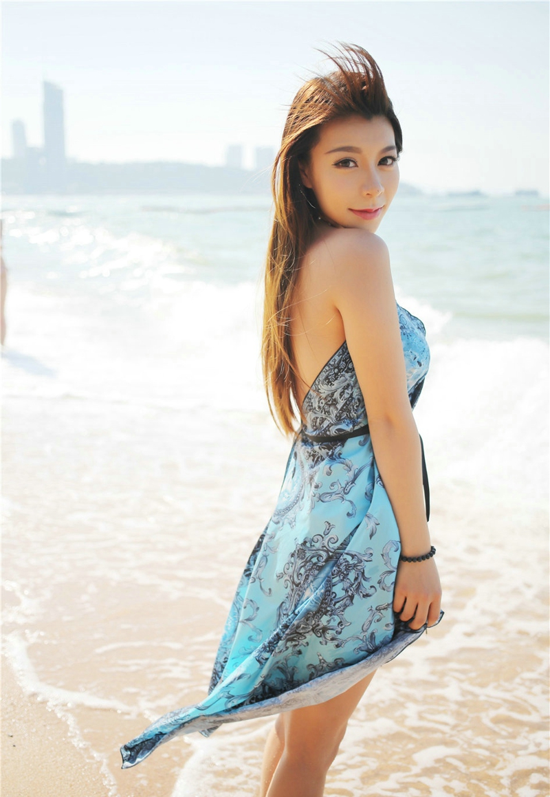 点击大图看下一张：连衣裙风情美女嘉宝贝儿阳光海滩撩人写真