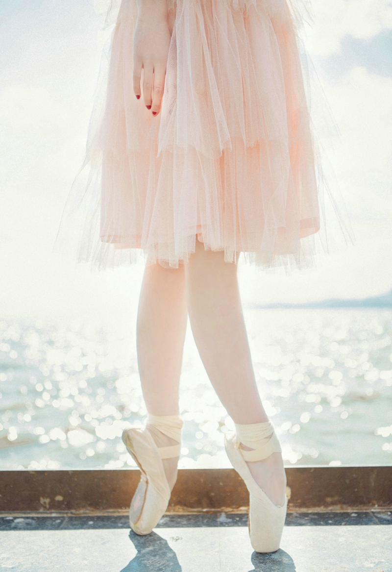 点击大图看下一张：粉嫩纱裙女神海边芭蕾气质养眼