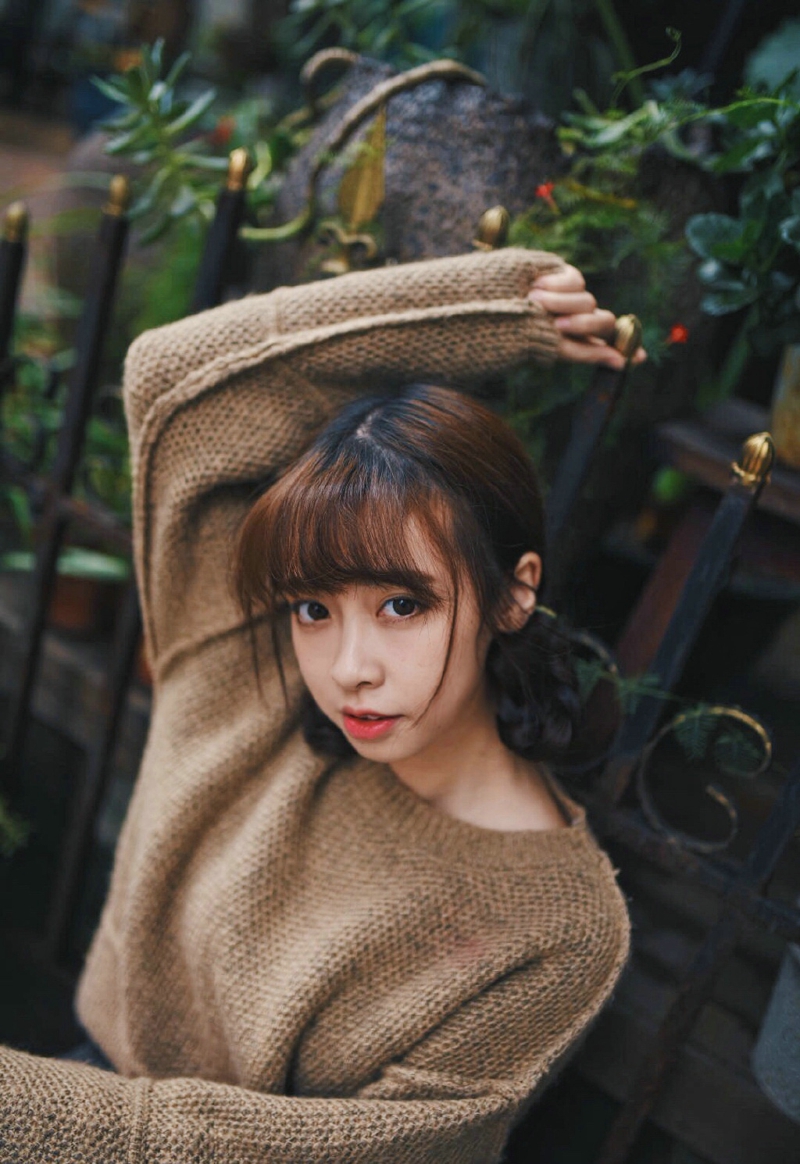 点击大图看下一张:天真萌妹子毛衣短裙温暖娇嫩写真