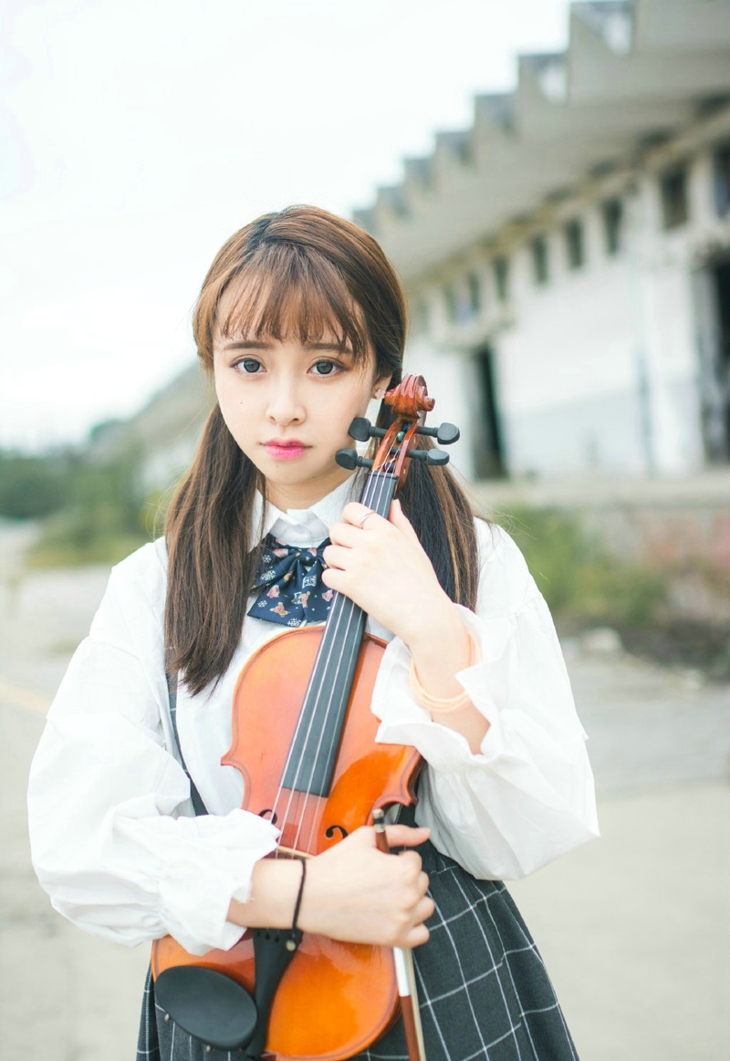 点击大图看下一张：可爱马尾学生妹子小提琴户外动人写真