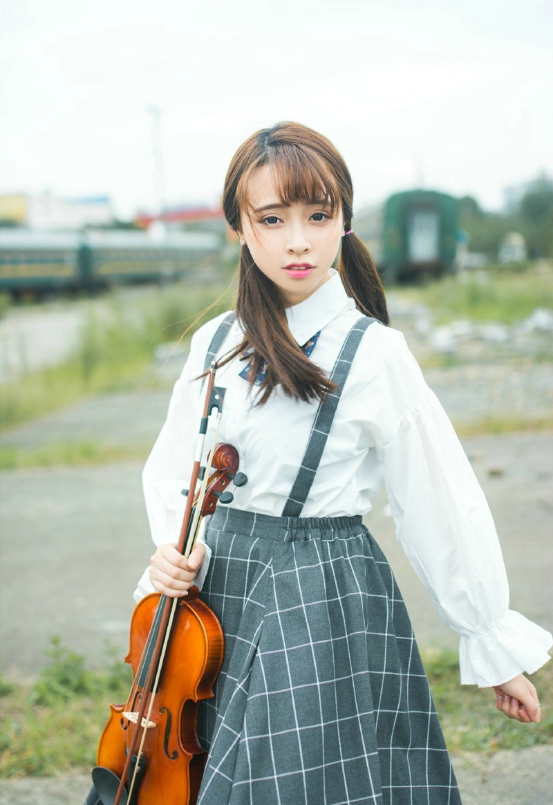 点击大图看下一张：可爱马尾学生妹子小提琴户外动人写真