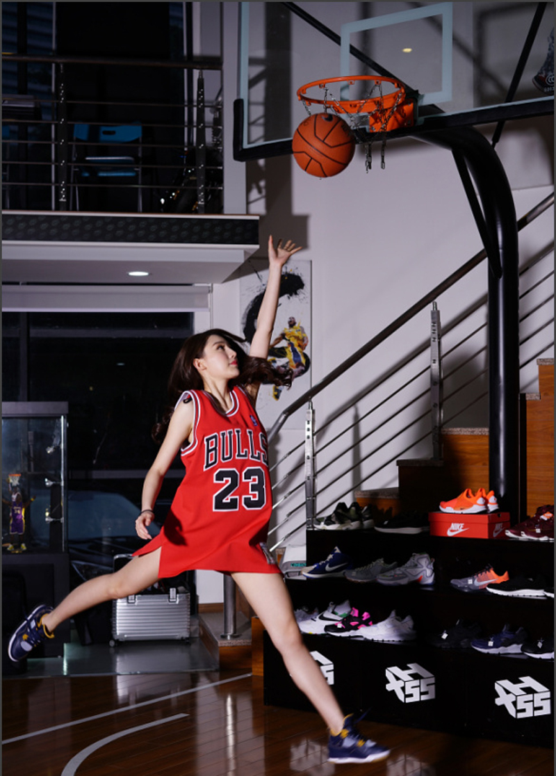 点击大图看下一张：篮球宝贝刘奕宁Lynn体育场活力写真