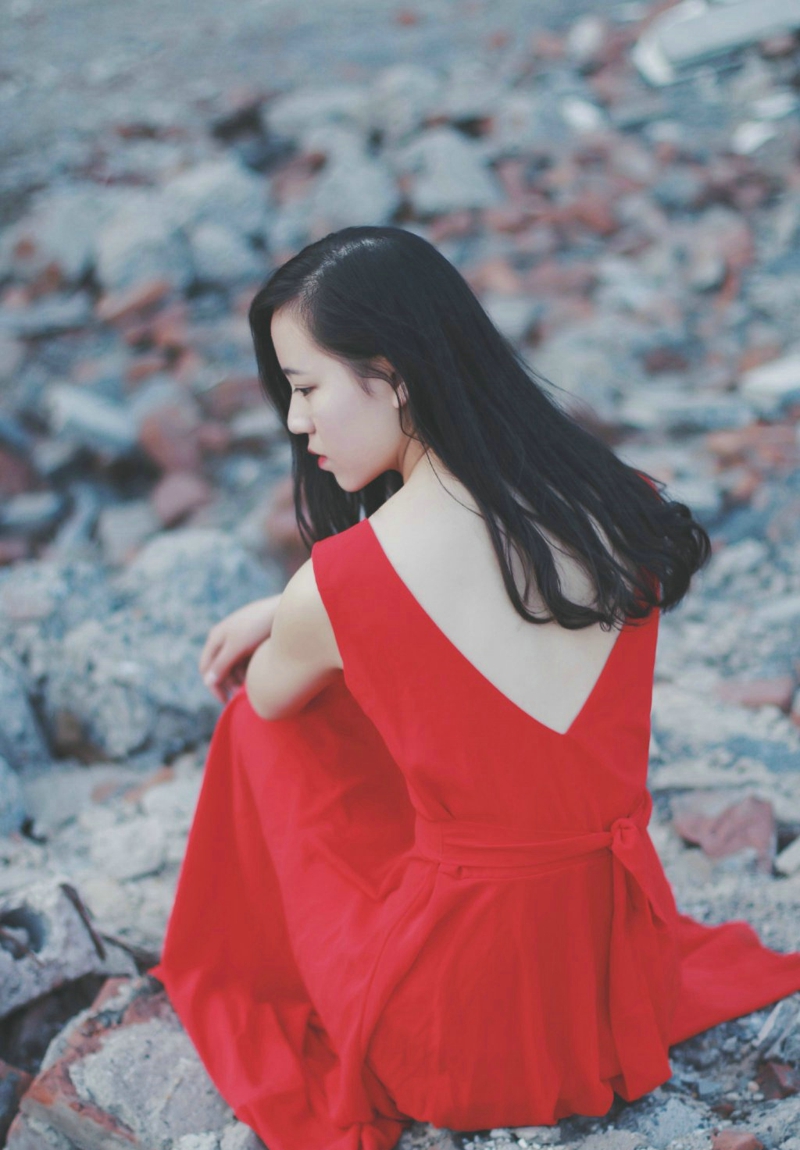 点击大图看下一张：废墟内的气质高挑红裙美女寂寞孤独