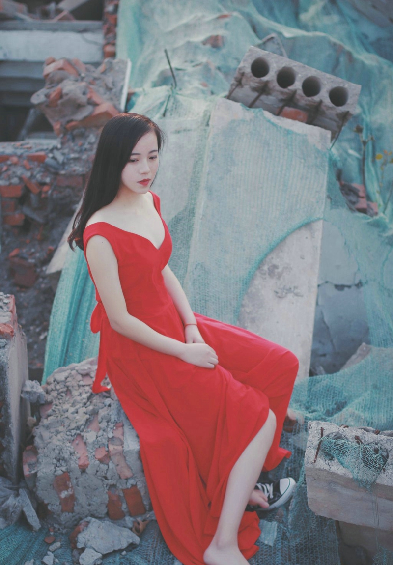 点击大图看下一张：废墟内的气质高挑红裙美女寂寞孤独
