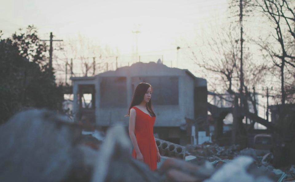 点击大图看下一张:废墟内的气质高挑红裙美女寂寞孤独