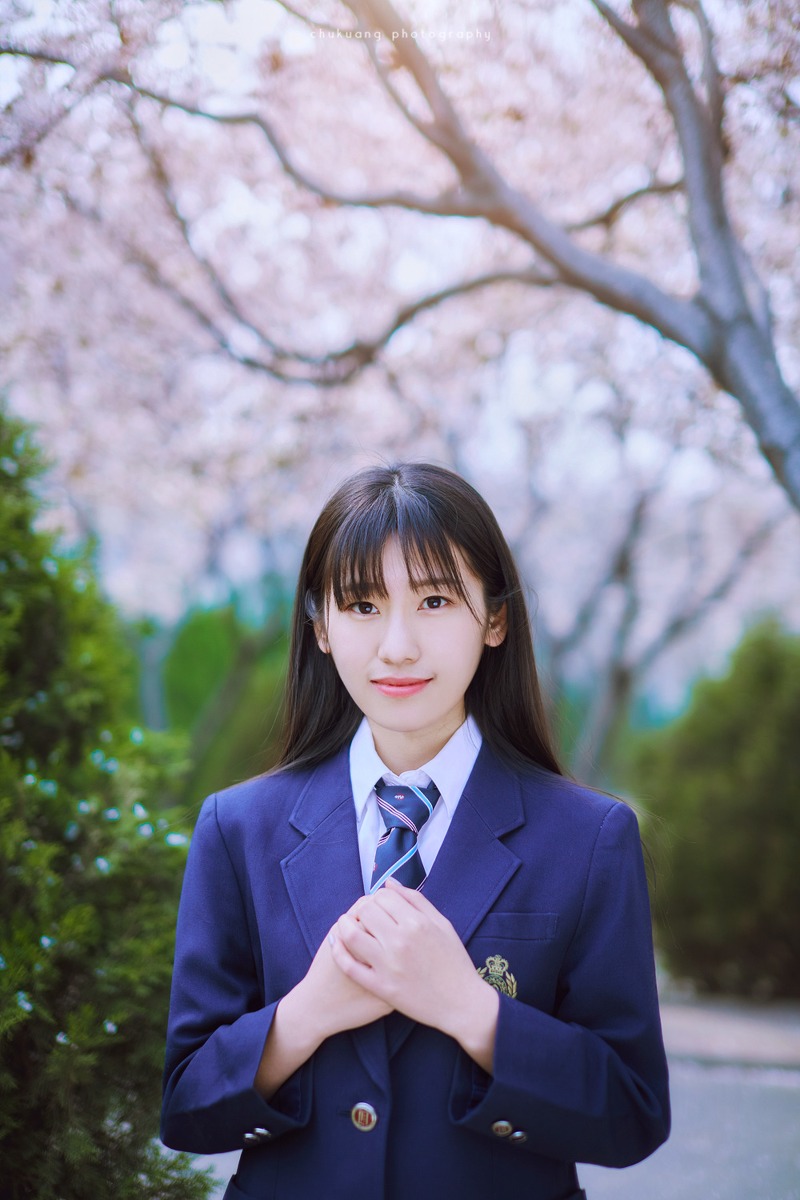 点击大图看下一张：樱花之下的清纯制服日系学生妹甜美的笑容