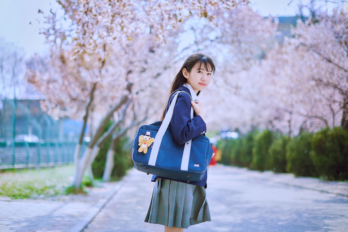 点击大图看下一张:樱花之下的清纯制服日系学生妹甜美的笑容