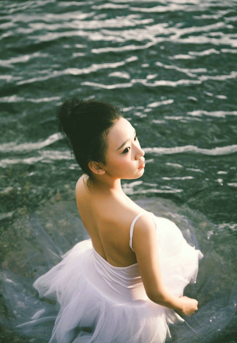 点击大图看下一张：芭蕾舞少女湖边舞裙湿身唯美意境