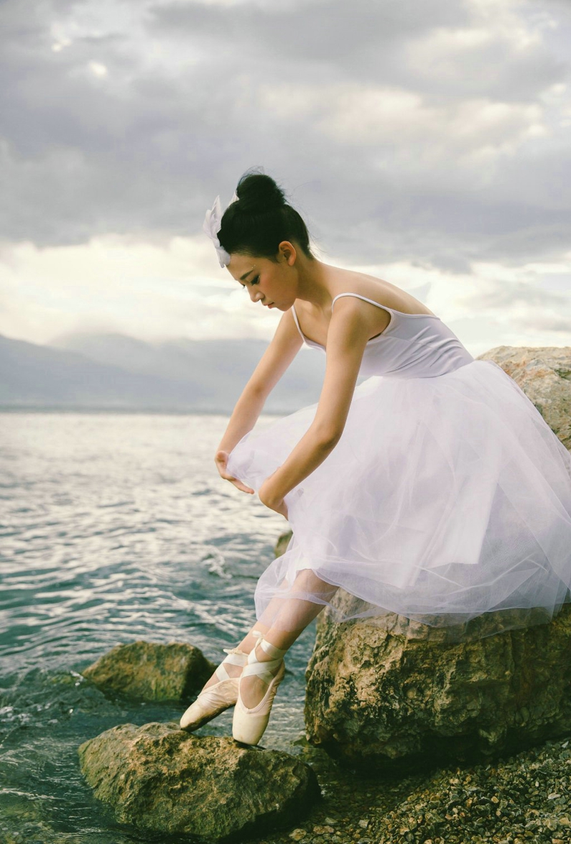 点击大图看下一张：芭蕾舞少女湖边舞裙湿身唯美意境