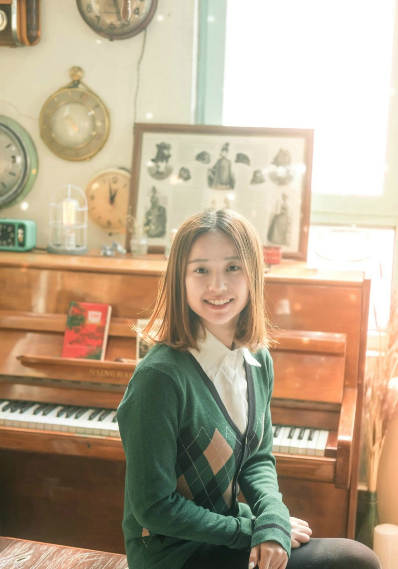 点击大图看下一张:短发清新少女复古气息甜美笑容