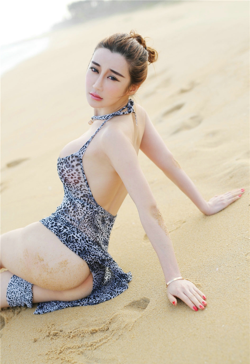 点击大图看下一张：女神陆瓷美乳豹纹泳衣性感翘臀沙滩诱惑
