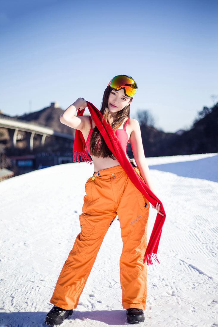 点击大图看下一张：滑雪健将性感内衣写真激情魅惑