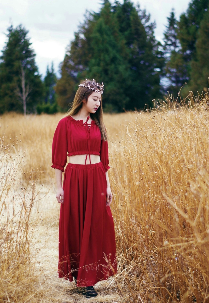 点击大图看下一张：荒野中的高颜值优雅美女红裙亮眼唯美