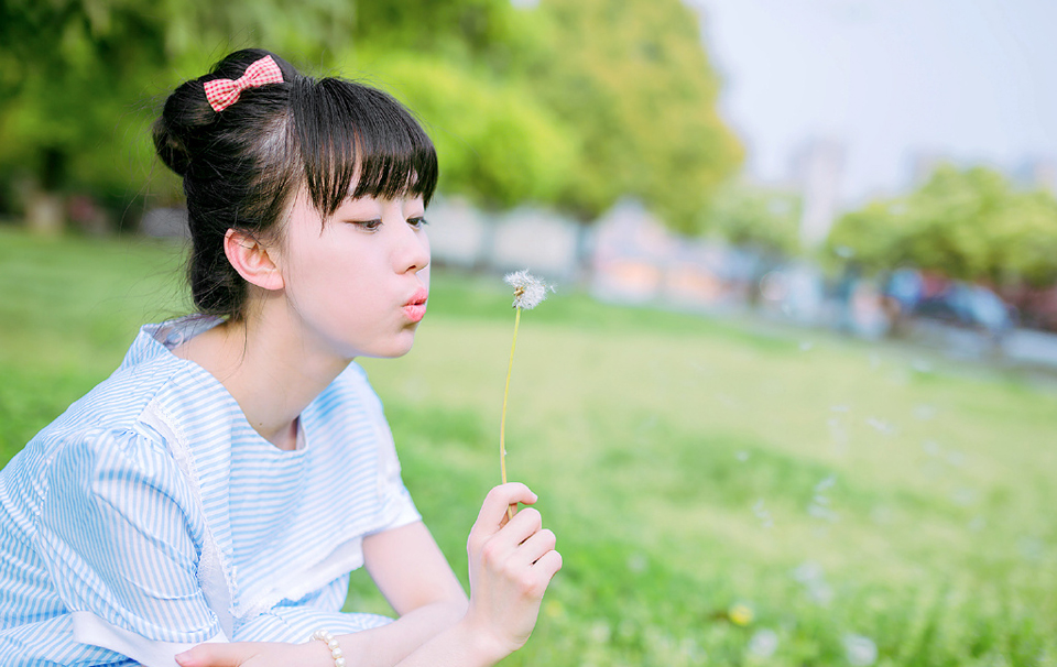 点击大图看下一张：蒲公英少女绿茵清新写真可爱迷人