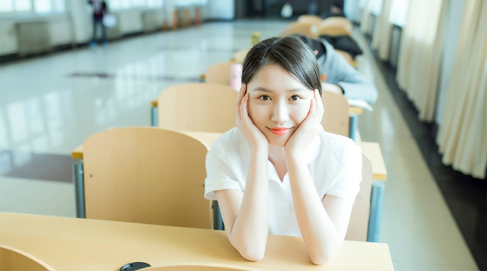 点击大图看下一张：白皙少女校园图书馆清新写真