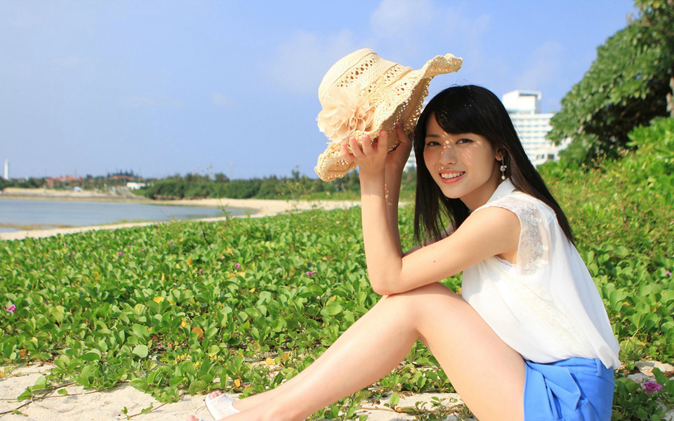 点击大图看下一张：日本女星矢岛舞美户外写真大片