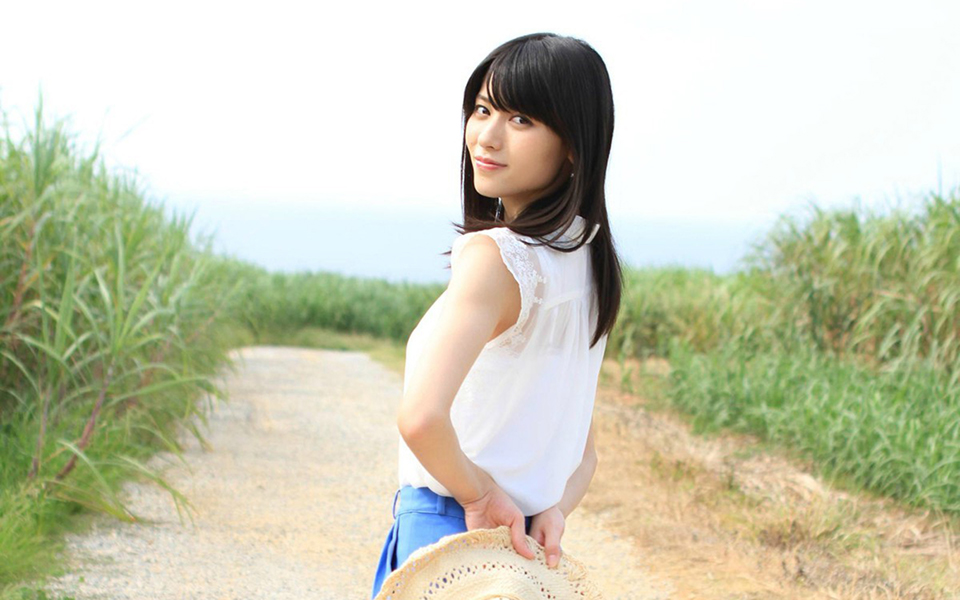 点击大图看下一张：日本女星矢岛舞美户外写真大片