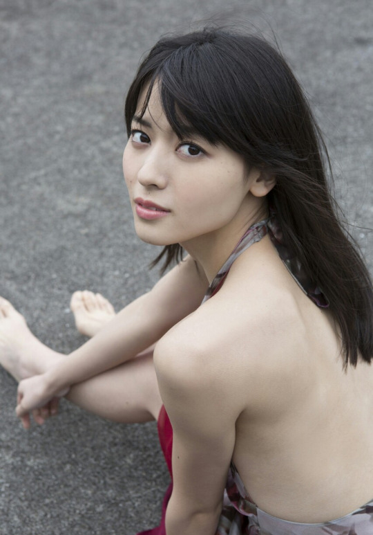 点击大图看下一张：日本女星矢岛舞美薄纱装惹火秀美背玉腿