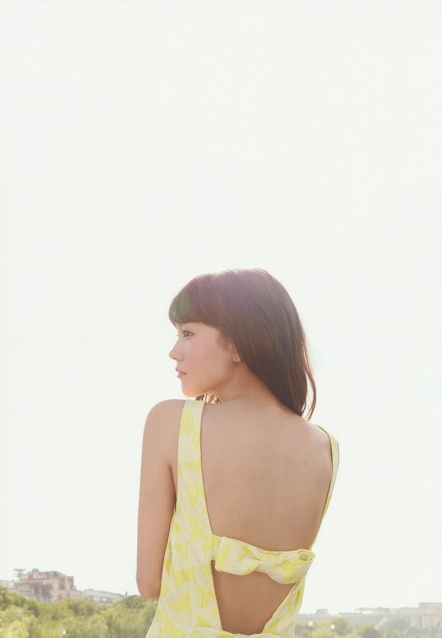 点击大图看下一张：日本女星桐谷美玲着嫩黄连衣裙露美背拍写真