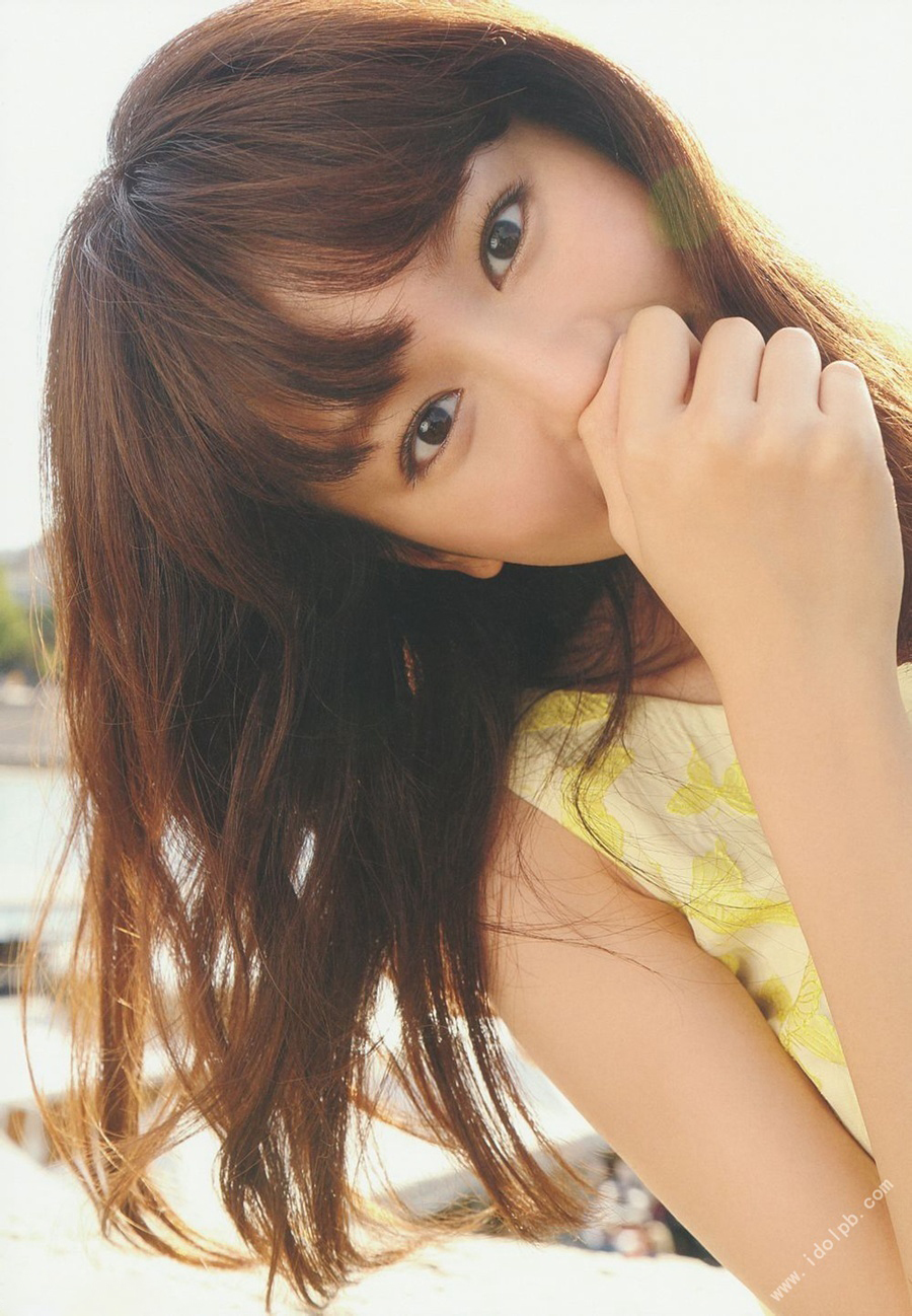 点击大图看下一张：日本女星桐谷美玲着嫩黄连衣裙露美背拍写真