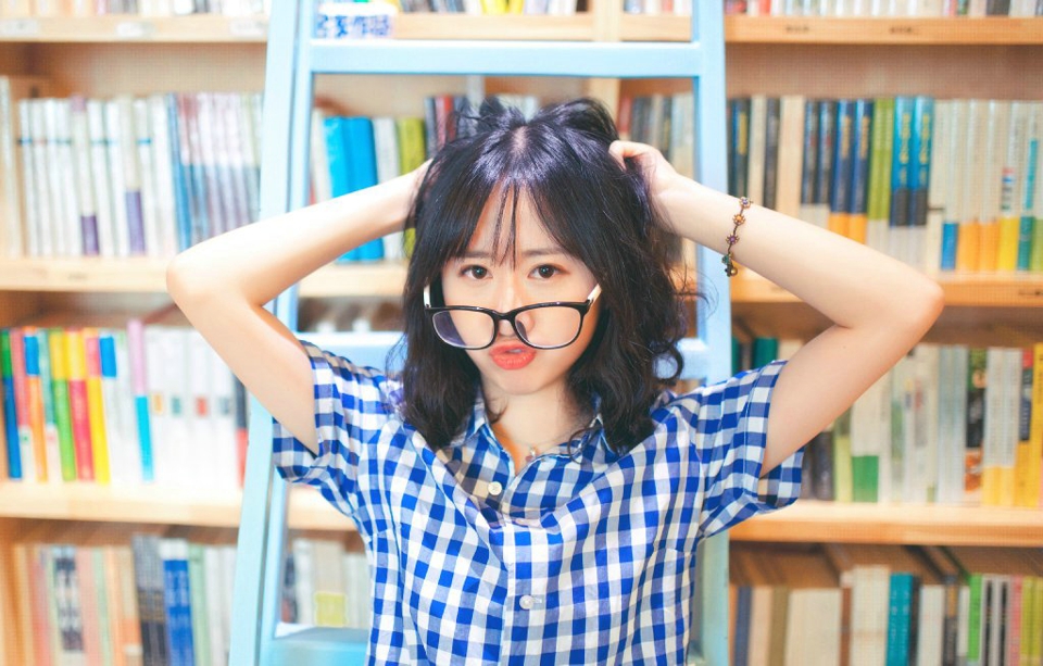 点击大图看下一张：图书馆内的眼镜甜美少女调皮惹人爱
