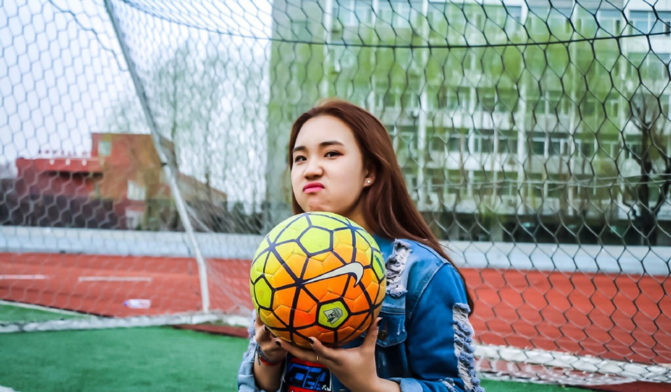 点击大图看下一张：嘻哈少女绿茵草地足球运动写真