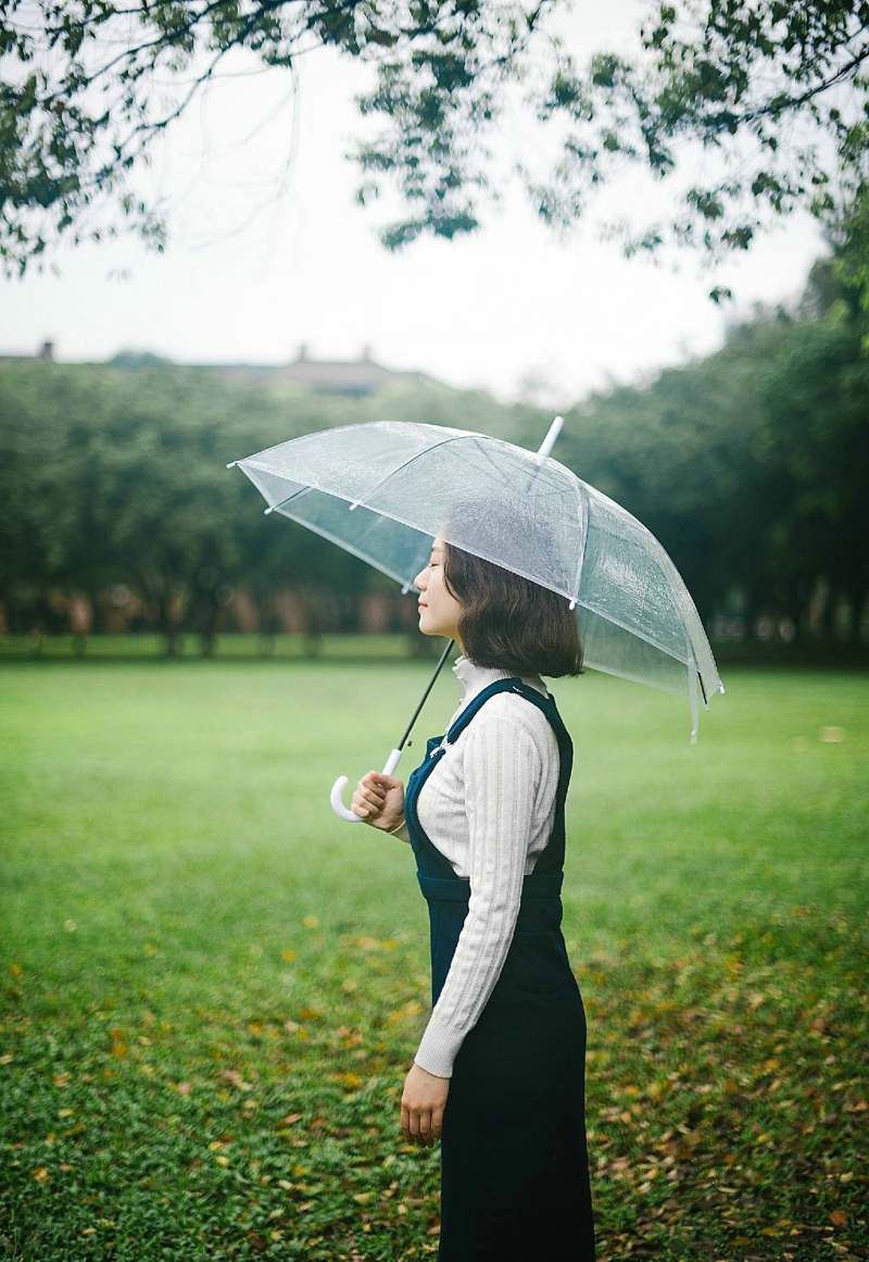 点击大图看下一张：清新美女雨天漫步校园青春回忆