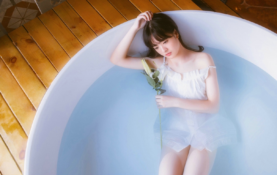 点击大图看下一张：甜美女孩私房吊带白裙浴缸湿身迷人