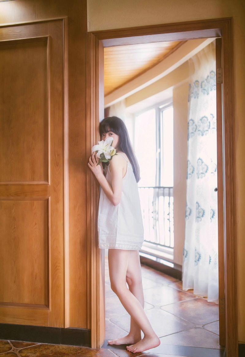 点击大图看下一张：甜美女孩私房吊带白裙浴缸湿身迷人