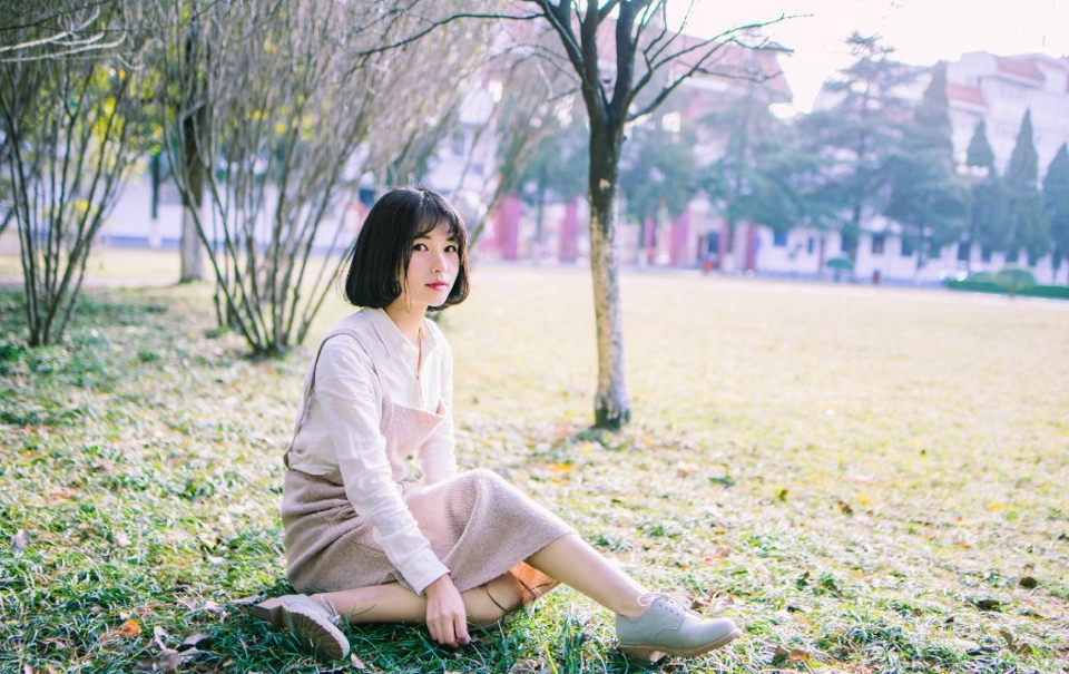 点击大图看下一张：可爱短发眼镜少女纯净养眼沁人心脾