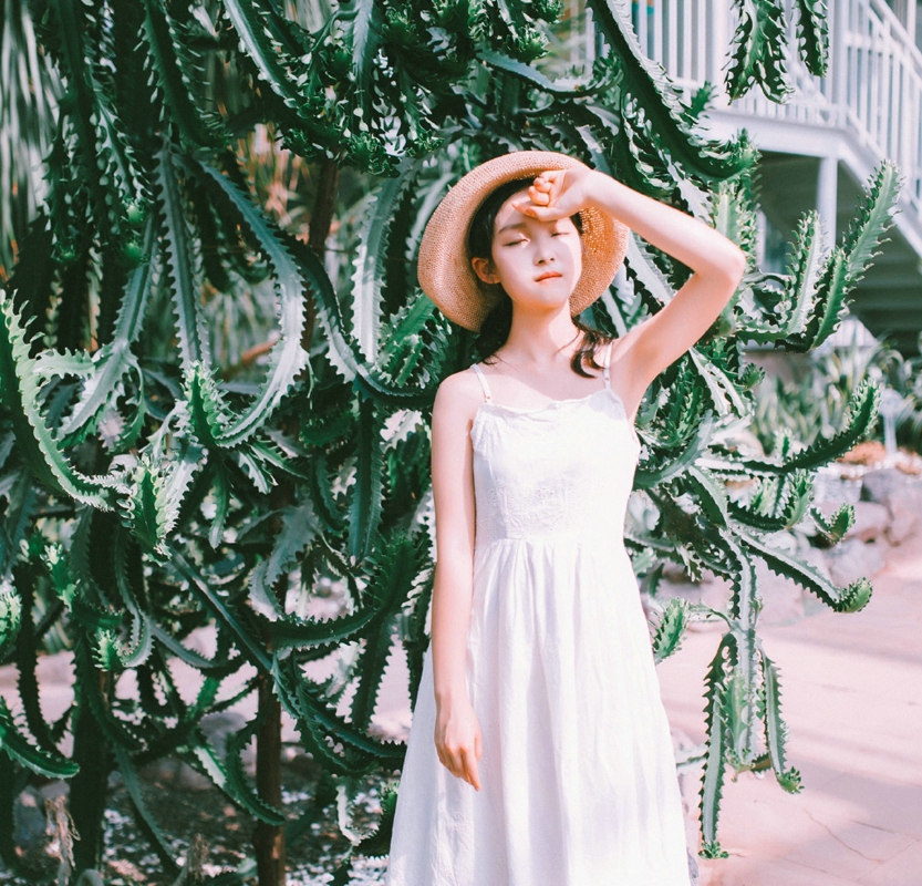 点击大图看下一张：植物园内的清纯少女白裙清凉写真
