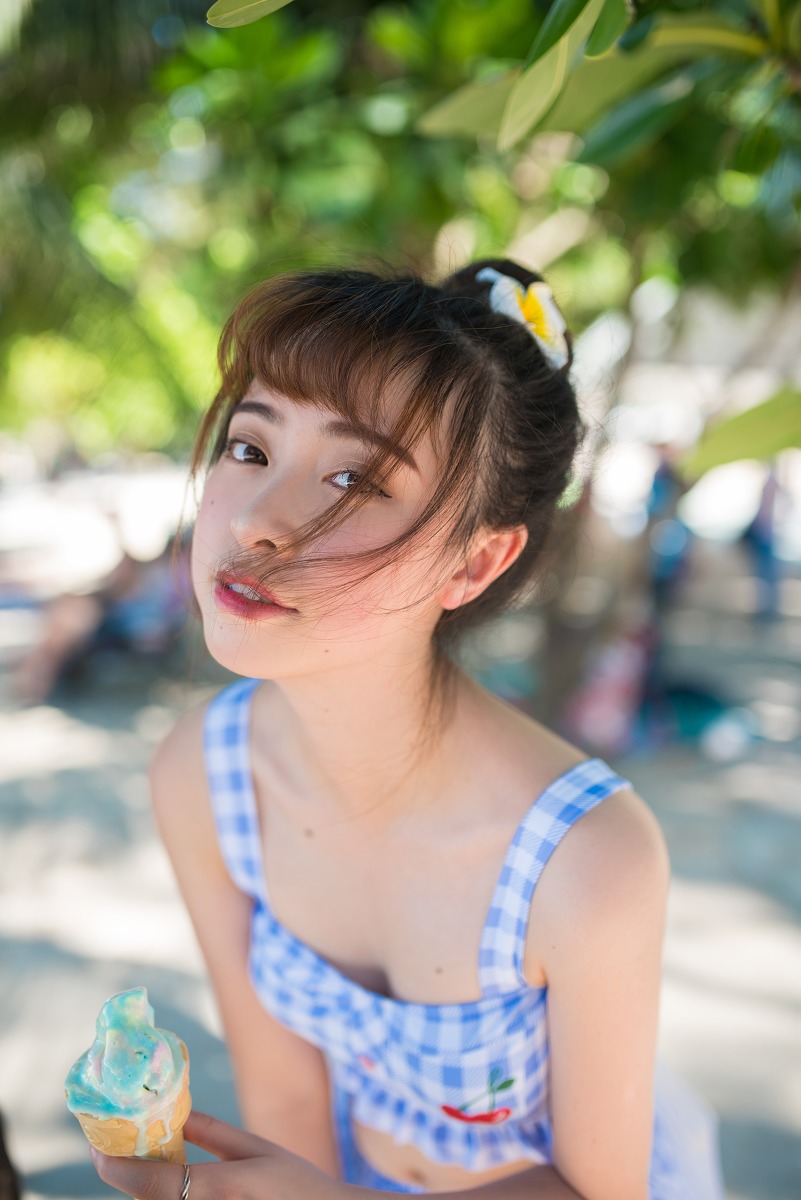 点击大图看下一张：清纯阳光小妹海边露性感小蛮腰俏皮可爱