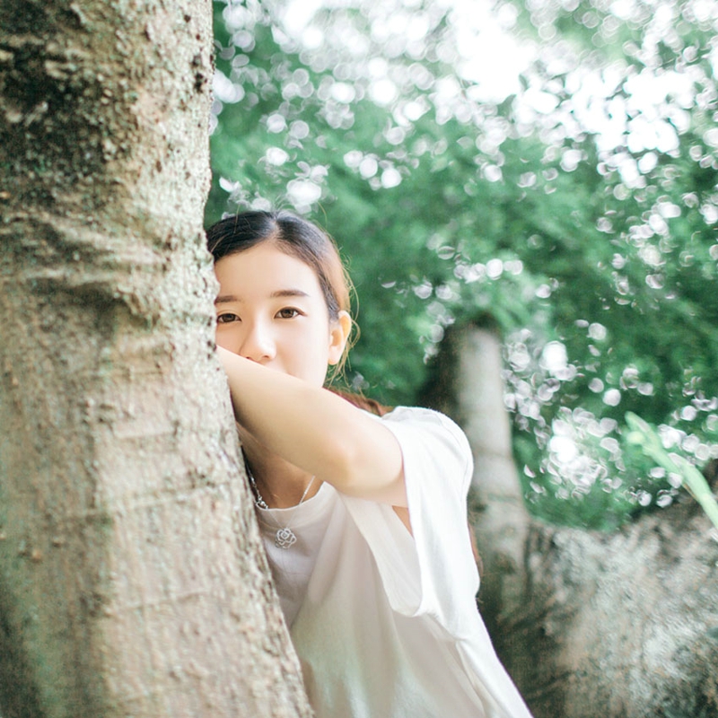 点击大图看下一张：茶园内的清新马尾纯净甜美姑娘亮眼色彩