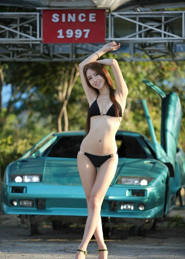 点击大图看下一张：韩国极品车模妍润性感车展写真