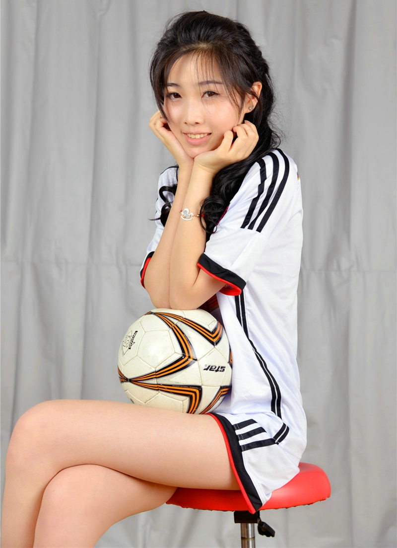 点击大图看下一张：足球少女梦梦青春靓丽甜美写真